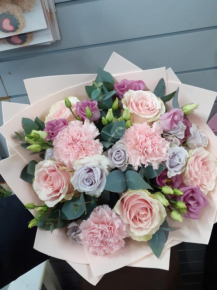 Букет цветов из: Розы, Гвоздики и Лизиантусы в Васильчиново